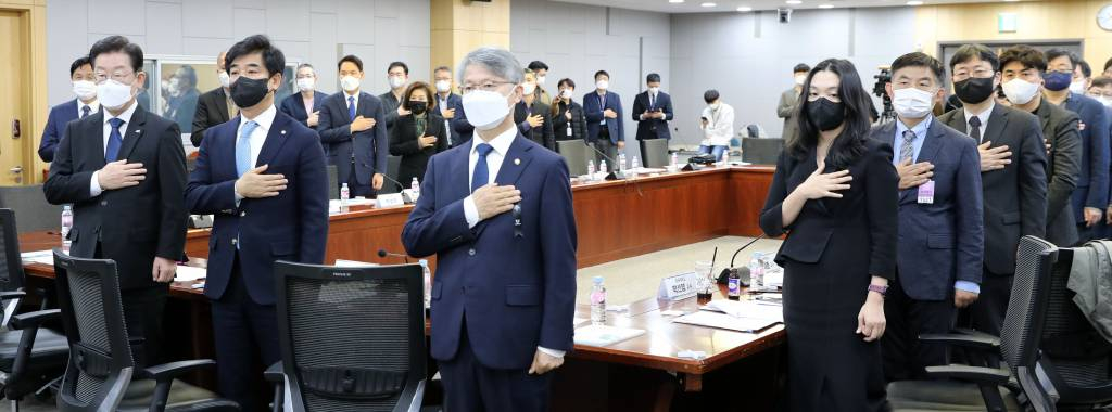 [서울=뉴시스] 고범준 기자 = 이재명(왼쪽) 더불어민주당 대표, 김병욱 의원 등이 18일 오전 서울 여의도 국회 의원회관 제1세미나실에서 열린 채권시장 등 금융시장 안정성 점검 토론회에서 국민의례를 하고 있다. 2022.11.18.