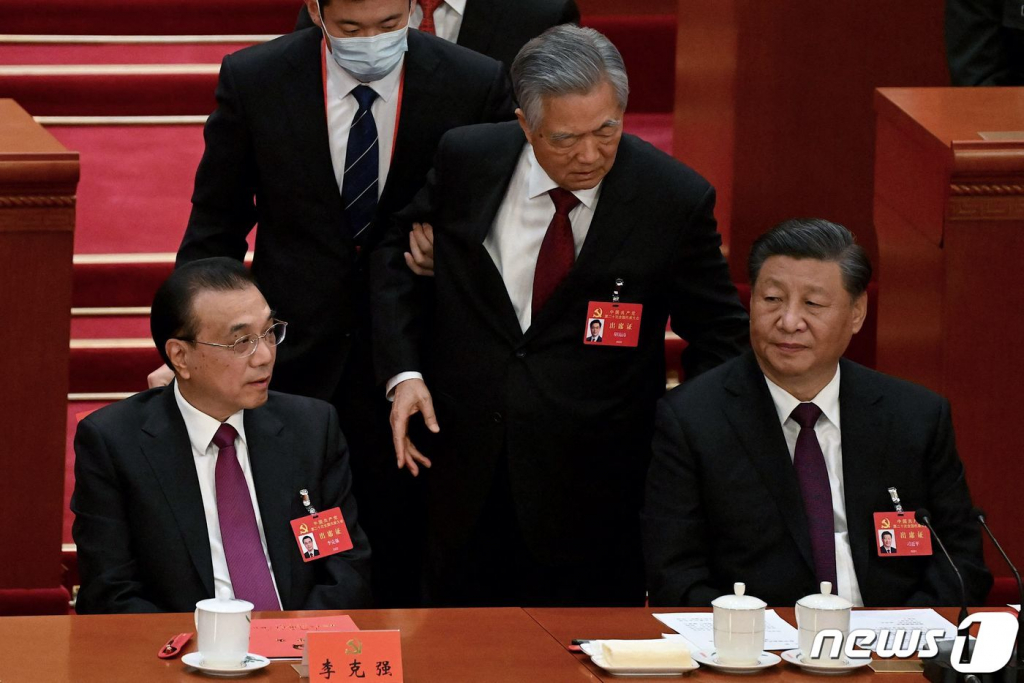 (베이징 AFP=뉴스1) 우동명 기자 = 후진타오 전 중국 국가주석이 22일 (현지시간) 베이징 인민 대회당에서 열린 중국공산당 20차 당 대회서 폐막식이 끝나기 전에 퇴장을 하며 시진핑 주석에게 얘기를 하고 있다.  ⓒ AFP=뉴스1  Copyright ? 뉴스1. All rights reserved. 무단 전재 및 재배포 금지.