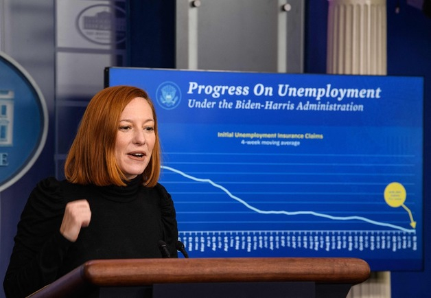 (워싱턴 AFP=뉴스1) 우동명 기자 = 젠 사키 백악관 대변인이 23일 (현지시간) 워싱턴 백악관 브래디 룸에서 실업률 개선 관련 브리핑을 하고 있다.   ? AFP=뉴스1  