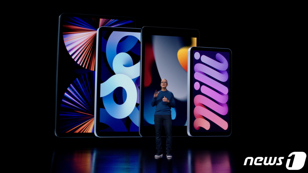 (로이터=뉴스1) 김진환 기자 = 팀 쿡 애플 CEO가 14일(현지시간) 캘리포니아 쿠퍼티노 애플파크에서 스페셜 애플 이벤트를 통해 아이패드 미니 6세대를 소개하고 있다.   애플은 이날 온라인 행사를 통해 Δ아이폰13 미니 Δ아이폰13 Δ아이폰13 프로 Δ아이폰13 프로 맥스 등 총 4가지로 구성된 아이폰13 시리즈와 9세대 아이패드, 6세대 아이패드 미니, 애플워치 시리즈7 등을 선보였다. 가격은 아이폰13 799달러(약 94만원), 아이폰13 미니 699달러, 아이폰13 프로 999달러, 아이폰 13 프로 맥스 1099달러, 9세대 아이패드 329달러, 6세대 아이패드 미니 499달러, 애플워치 시리즈7 399달러 등이다. ? 로이터=뉴스1  