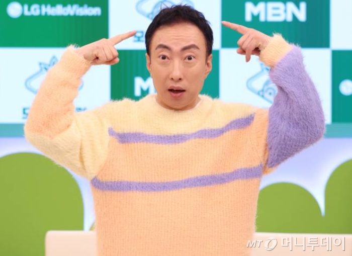 코미디언 박명수가 4일 오전 온라인으로 진행된 MBN-LG헬로비전 공동제작 새 예능 프로그램 '모내기클럽' 제작발표회에서 포즈를 취하고 있다. 각계를 대표하는 탈모인들이 한자리에 모여, '모(毛)내기 지원금'을 두고 펼치는 유쾌한 토크 대결 버라이어티 예능 프로그램 '모내기클럽'은 오늘(4일) 첫 방송된다. /사진제공=MBN 2023.02.04 /사진=이동훈 기자 photoguy@