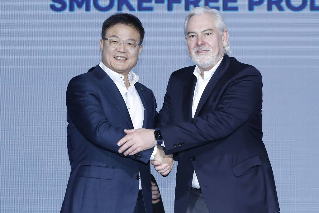 [서울=뉴시스] 최동준 기자 = 30일 서울 여의도 콘래드 호텔에서 KT&G가 필립모리스 인터내셔널(PMI)과 차세대 전자담배 '릴'의 해외 판매를 위한 제품 공급 계약을 체결했다. 백복인 KT&G 사장, 야첵 올자크 PMI CEO가 계약 체결 후 악수를 하고 있다. 2023.01.30.