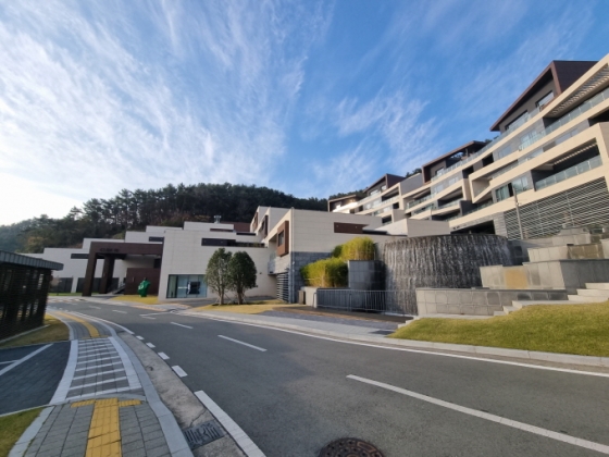 ▲해운대비치 리조트 전경. 국내 최정상 건축물을 설계한 희림건축 작품으로 세 가지의 콘셉트로 구성됐다./사진= 임윤희 기자 