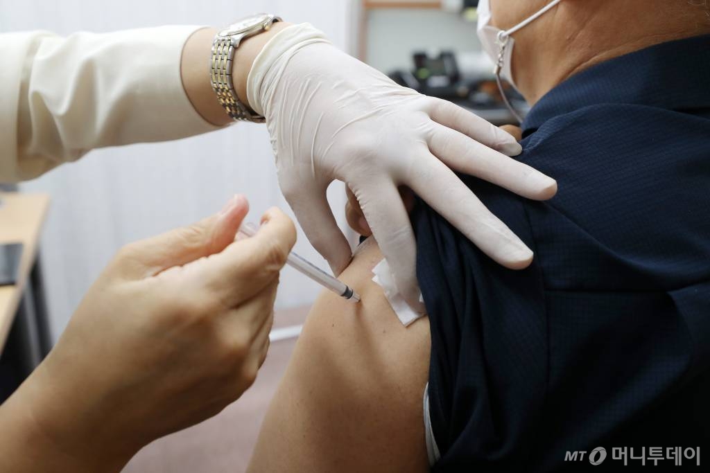 백신 4차 접종 대상자가 기존 60세 이상 및 면역저하자에서 50대와 18세 이상 기저질환자로 확대된 지난해 7월 18일 서울 종로구보건소를 찾은 시민이 백신접종을 하고 있다. /사진=김휘선 기자 hwijpg@