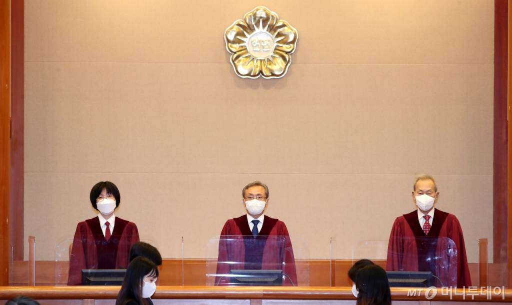 유남석 헌법재판소장이 27일 오후 서울 종로구 헌법재판소에서 '검수완박'(검찰 수사권 완전박탈)법 권한쟁의심판 사건과 관련 공개변론에 참석하고 있다. /사진=김휘선 기자 hwijpg@