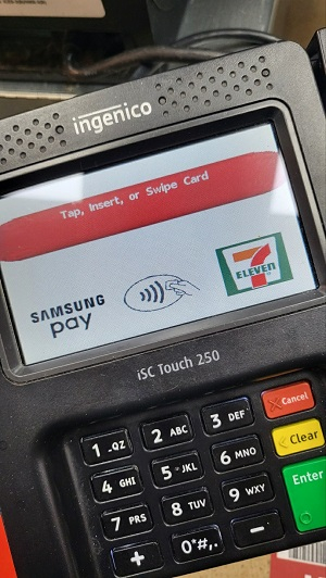 세븐일레븐 결제 단말기에 삼성페이 결제가 가능하다는 문구가 표시돼 있다. /사진=김승한 기자