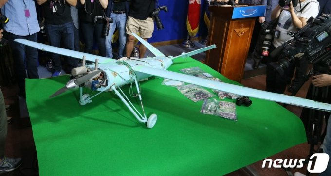 지난해 12월 북한의 무인기가 우리 영공을 침투해 곳곳을 정찰하고 돌아가는 사건이 발생했다. 사진은 2017년 강원도 인제군 야산에서 발견된 북한 무인기 조사결과 발표 브리핑 현장. /ⓒ뉴스1