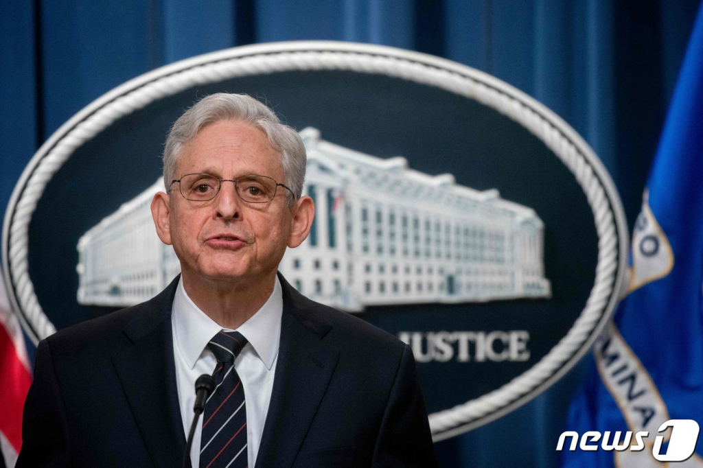 (워싱턴 AFP=뉴스1) 김성식 기자 = 24일(현지시간) 미국 워싱턴 DC 법무부 청사에서 메릭 갈런드 미 법무장관이 기자회견을 하고 있다. 갈런드 장관은 이날 미 법무부와 캘리포니아주 정부 등이 구글을 상대로 온라인 광고 시장에서의 반(反)독점법 위반 소송을 제기했다고 밝혔다. 2023.1.24.  ⓒ AFP=뉴스1  Copyright ? 뉴스1. All rights reserved. 무단 전재 및 재배포 금지.