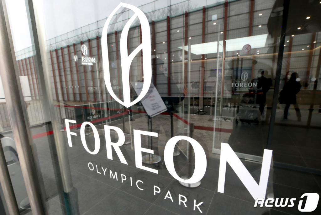 (서울=뉴스1) 구윤성 기자 = '올림픽파크포레온'(둔촌주공) 정당계약 체결 마감일인 지난 1월 17일 시민들이 서울 강동구 둔촌주공 견본주택에 입장하고 있다. 2023.1.17/뉴스1  Copyright ? 뉴스1. All rights reserved. 무단 전재 및 재배포 금지.