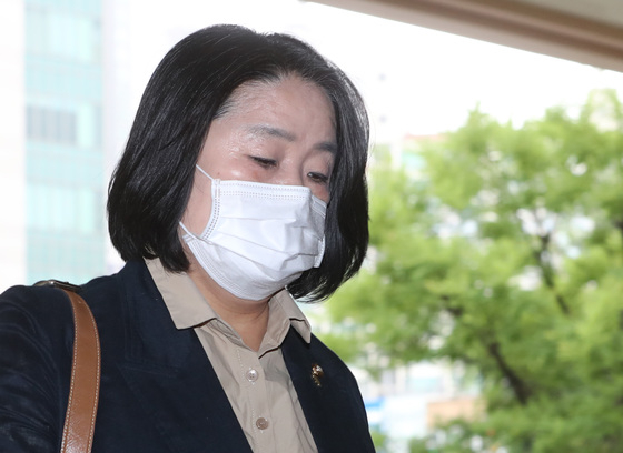 (서울=뉴스1) 이성철 기자 = 윤미향 무소속 국회의원이 20일 오전 서울 마포구 서울서부지법에서 열린 정의기억연대 사건 관련 공판기일에 출석하고 있다. 2022.6.20/뉴스1