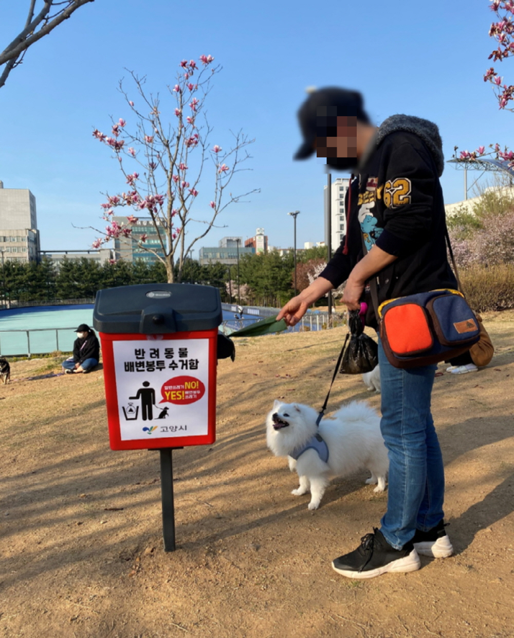 실제로 전국 여러 지자체가 공원에 반려동물 배변 수거함을 설치하고 있다. 우체통처럼 밀폐된 붉은 수거함에 산책 도중 생긴 배변 봉투를 버리면 된다. /사진=고양시청 제공