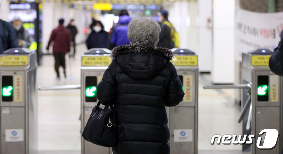 1일 서울 지하철 종로3가역에서 시민들이 개찰구로 향하고 있다./사진=뉴스1