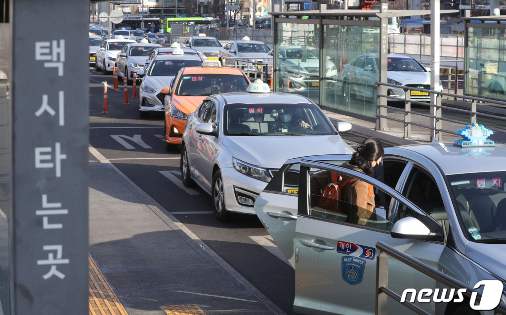 (서울=뉴스1) 신웅수 기자 = '난방비 폭탄'에 이어 2월부터는 서울 택시 기본요금이 1000원 인상되고 기본거리도 축소된다.  서울시에 따르면 2월1일부터 기본요금이 3800원에서 4800원으로 1000원 오른다.  기본거리도 1.6㎞로 400m 축소된다.  지난해 12월부터 시행 중인 심야 할증 조정과 맞물려 시민들의 경제적 부담이 최대 30% 늘어날 전망이다.  사진은 29일 서울역에서 택시를 이용하는 시민들의 모습. 2023.1.29/뉴스1  Copyright ? 뉴스1. All rights reserved. 무단 전재 및 재배포 금지.