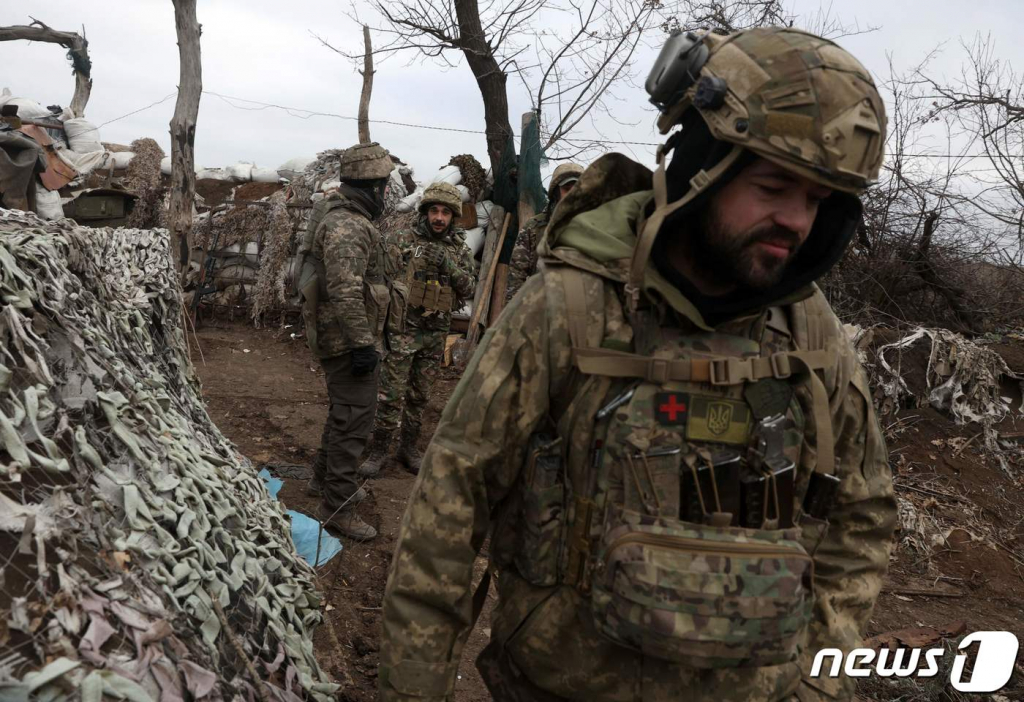 (도네츠크 AFP=뉴스1) 우동명 기자 = 23일(현지시간) 우크라이나 도네츠크의 전선 참호에서 러시아 군과 대치하고 있는 병사가 순찰을 하고 있다.  ⓒ AFP=뉴스1  Copyright ? 뉴스1. All rights reserved. 무단 전재 및 재배포 금지.