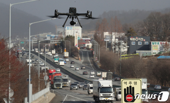 (대전=뉴스1) 김기태 기자 = 설 연휴를 하루 앞둔 20일 경부고속도로 죽암휴게소 일대에서 한국도로공사 대전충남본부 교통팀 관계자들이 드론을 이용해 법규 위반차량 단속을 하고 있다.   드론단속팀은 설 연휴기간 20~24일 경부고속도로 상하행선에서 지정차로, 버스전용차선, 갓길주행 등 법규 위반차량 단속에 나선다. 2023.1.20/뉴스1  Copyright ? 뉴스1. All rights reserved. 무단 전재 및 재배포 금지.