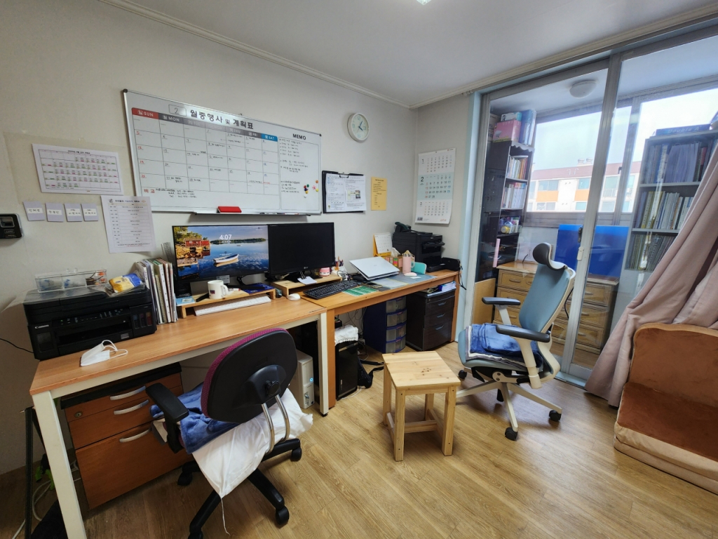서울 노원구 소재 석혜영 원장의 그룹홈 방 한 칸은 사무실이다. 이곳에서 아이들을 위한 행적 서류 처리, 후원금 개발 등이 이뤄진다. 아이들을 양육하기에도 시간이 빠듯할 정도로 인력은 턱없이 부족하다./사진=최지은 기자