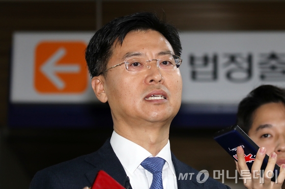 최윤수 전 국정원 2차장이 2019년 1월3일 서울중앙지법에서 열린 1심 선고공판을 마친 뒤 법정을 나서며 취재진의 질문에 답하고 있다. /사진=뉴스1  