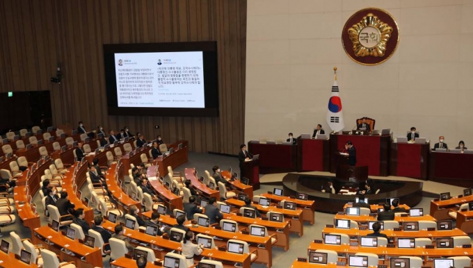 [서울=뉴시스] 고범준 기자 = 태영호 국민의힘 의원이 6일 오후 서울 여의도 국회에서 열린 제403회국회(임시회) 제2차 본회의에서 한동훈 법무부 장관에게 질의하고 있다. 2023.02.06.