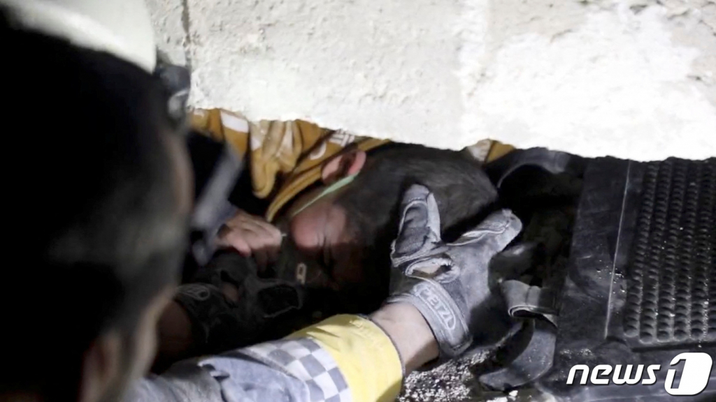 (아즈마린 로이터=뉴스1) 우동명 기자 = 7일 (현지시간) 규모 7.8의 강진이 강타한 시리아 아즈마린의 붕괴된 건물 더미 잔해 아래 깔린 어린이를 구조대원이 꺼내고 있다. ⓒ 로이터=뉴스1 Copyright ? 뉴스1. All rights reserved. 무단 전재 및 재배포 금지.