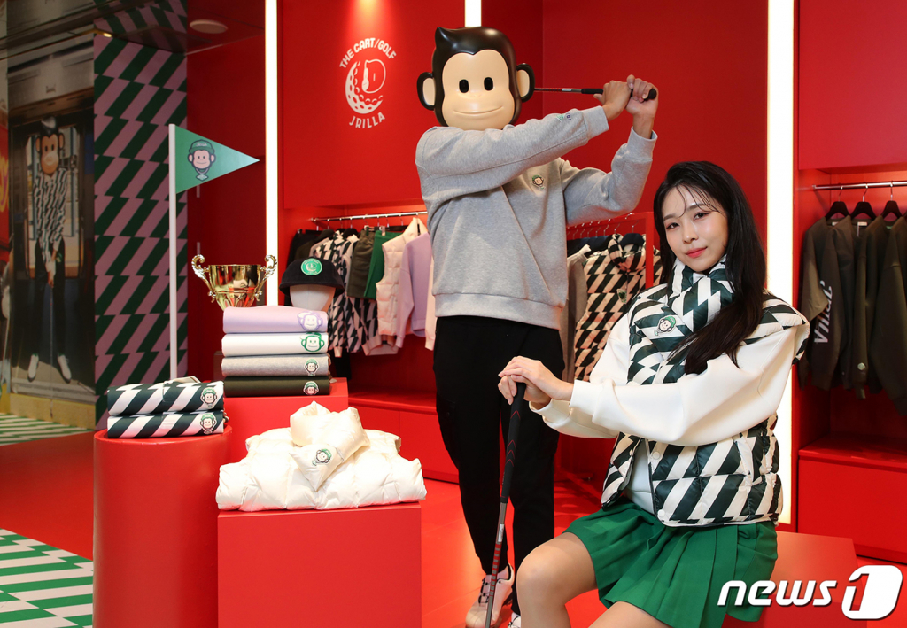 (서울=뉴스1) = 지난해 10월 서울 서초구 반포동 신세계백화점 강남점 7층 제이릴라X더카트골프 팝업스토어에서 신세계푸드가 육성하는 캐릭터 제이릴라와 모델이 신규 출시한 골프웨어를 소개하고 하는 모습. (신세계푸드 제공) 2022.10.14/뉴스1  Copyright ? 뉴스1. All rights reserved. 무단 전재 및 재배포 금지.