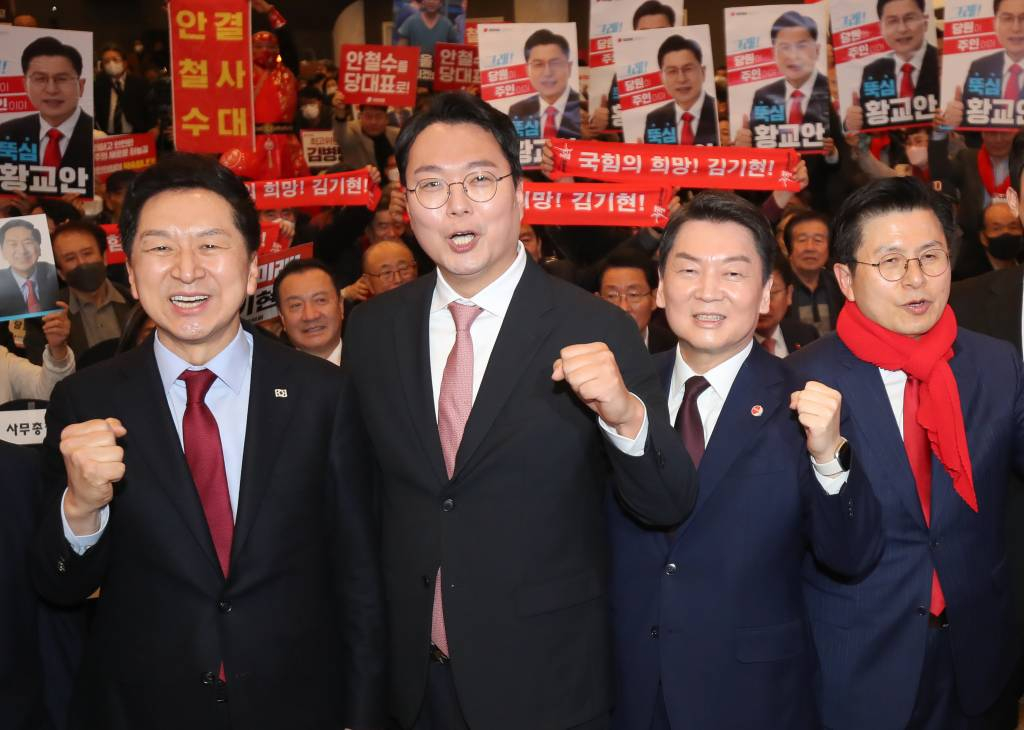 [제주=뉴시스] 우장호 기자 = 국민의힘 3·8 전당대회에 출사표를 던진 당권주자들이 13일 오후 제주시 퍼시픽호텔에서 열린 '힘내라! 대한민국-제3차 전당대회 제주 합동연설회'에서 화이팅을 외치고 있다. 왼쪽부터 김기현, 천하람, 안철수, 황교안 당 대표 후보. 2023.02.13.