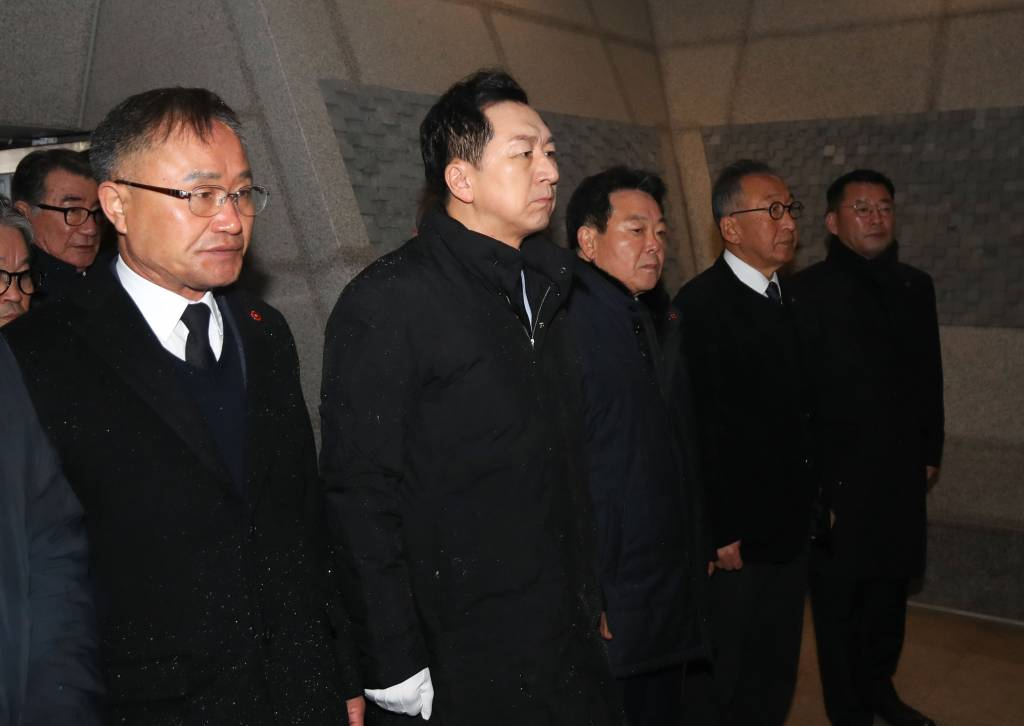 [제주=뉴시스] 우장호 기자 = 김기현 국민의힘 당 대표 후보가 13일 오전 제주시 봉개동 4·3평화공원을 찾아 참배하고 있다. 2023.02.13.