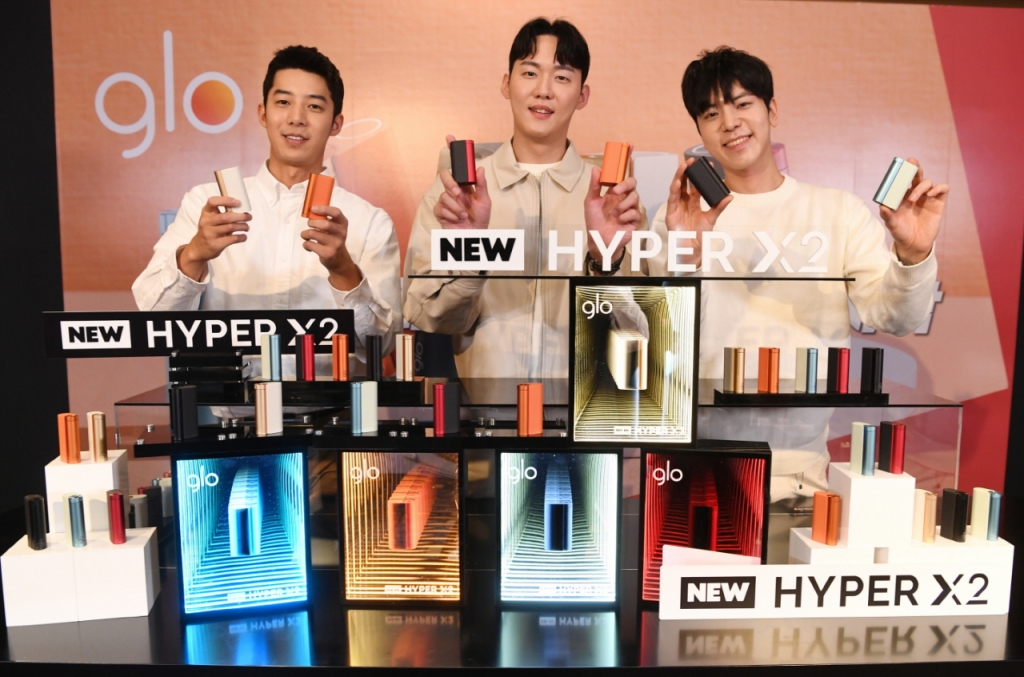 BAT로스만스는 14일 서울 중구 소재 롯데호텔에서 기자간담회를 열고 고급 인덕션 히팅 기술을 적용한 '글로 하이퍼 X2'를 공개했다. 편의성을 높이고 그립감을 강화한 것이 특징이다. 글로 하이퍼 X2는 데미슬림이라는 궐련형 전자담배 포맷을 사용했다. 데미슬림은 기존 슈퍼슬림보다 담뱃잎 함량이 30% 늘어나 한층 두꺼워진 전용 스틱이다.