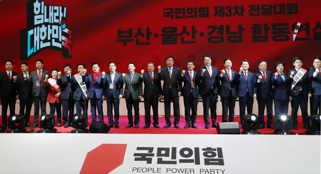 [부산=뉴시스] 이영환 기자 = 정진석 국민의힘 비상대책위원장, 유흥수 선관위원장, 황교안, 천하람, 김기현, 안철수 국민의힘 당대표 후보, 최고위원 및 청년최고위원 후보들이 14일 오후 부산 동구 부산항국제전시컨벤션센터에서 열린 국민의힘 제3차 전당대회 부산·울산·경남 합동연설회에서 기념촬영을 하고 있다. 2023.02.14.