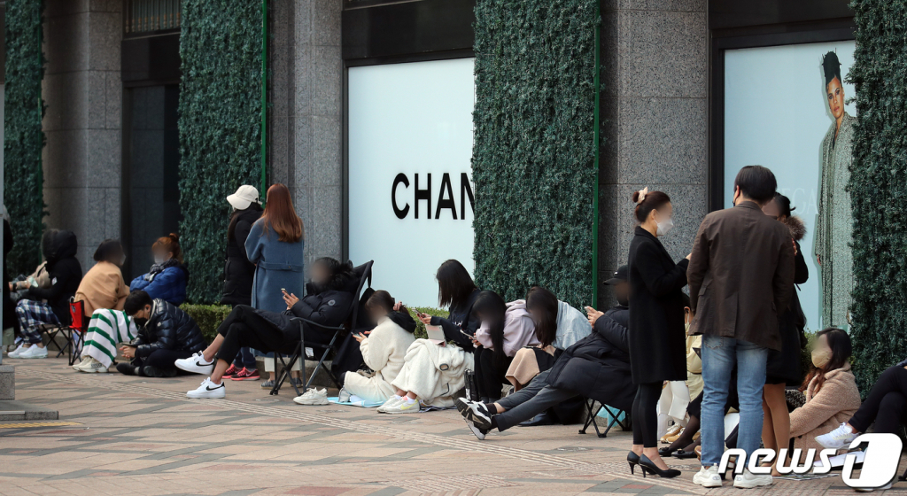 지난 2021년 11월 2일 오전 서울 중구 신세계백화점 본점에서 시민들이 입장을 위해 줄 서 있다. 명품 브랜드 샤넬의 가격 인상설이 제기되며 다시 한 번 '오픈 런'이 재연됐다./사진=뉴스1