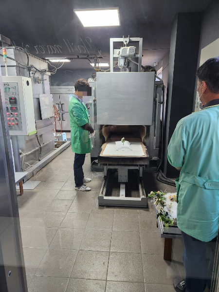 국화꽃 한 송이 얹어주고, 화장장으로 들어가는 행복이의 마지막 길. 이름처럼 이젠 행복한 일만 있기를./사진=김새별 바이오해저드 대표