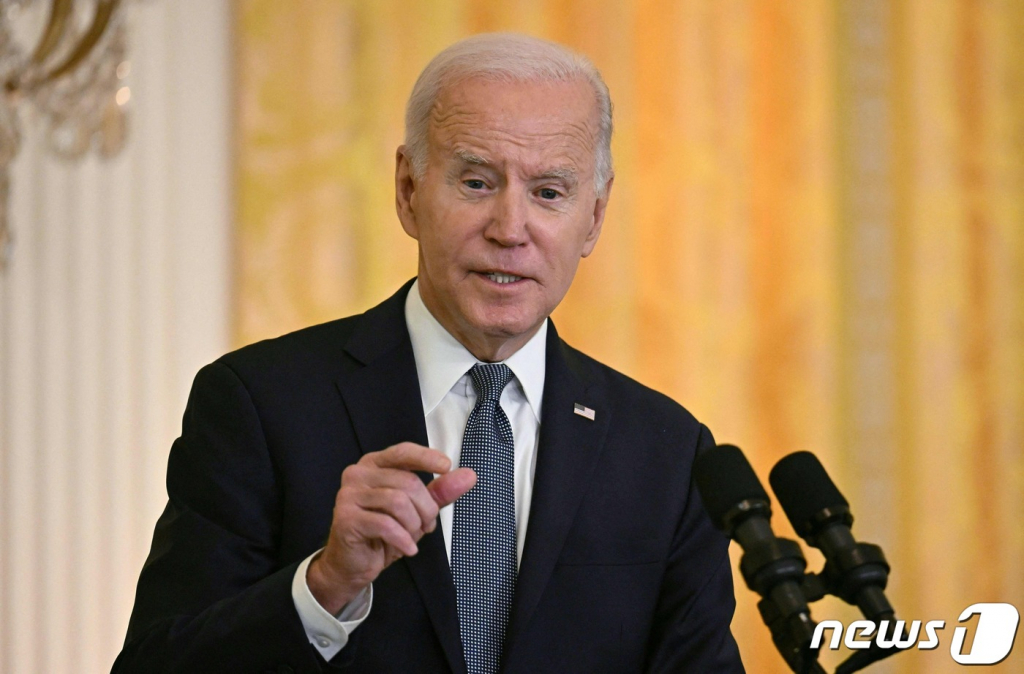 (워싱턴 AFP=뉴스1) 우동명 기자 = 조 바이든 미국 대통령이 1일(현지시간) 워싱턴 백악관에서 국빈 방문한 에마뉘엘 마크롱 프랑스 대통령과 기자회견을 갖고 "IRA가 조정과 변화가 필요한 결함이 있을 수 있다. 그러나 사과하지 않는다"고 밝히고 있다.   ⓒ AFP=뉴스1  Copyright ? 뉴스1. All rights reserved. 무단 전재 및 재배포 금지.