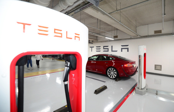 = 25일 오전 서울 강남구 그랜드인터컨티넨탈 호텔에서 테슬라의 S 90D모델 차량과 급속충전기 '수퍼 차저'가 공개되고 있다. '수퍼 차저'는 테슬라에서 제공하는 급속 충전기이며 테슬라 S 90D 모델 기준으로 75분이면 완전 충전이 가능하다. 2017.5.25/뉴스1  