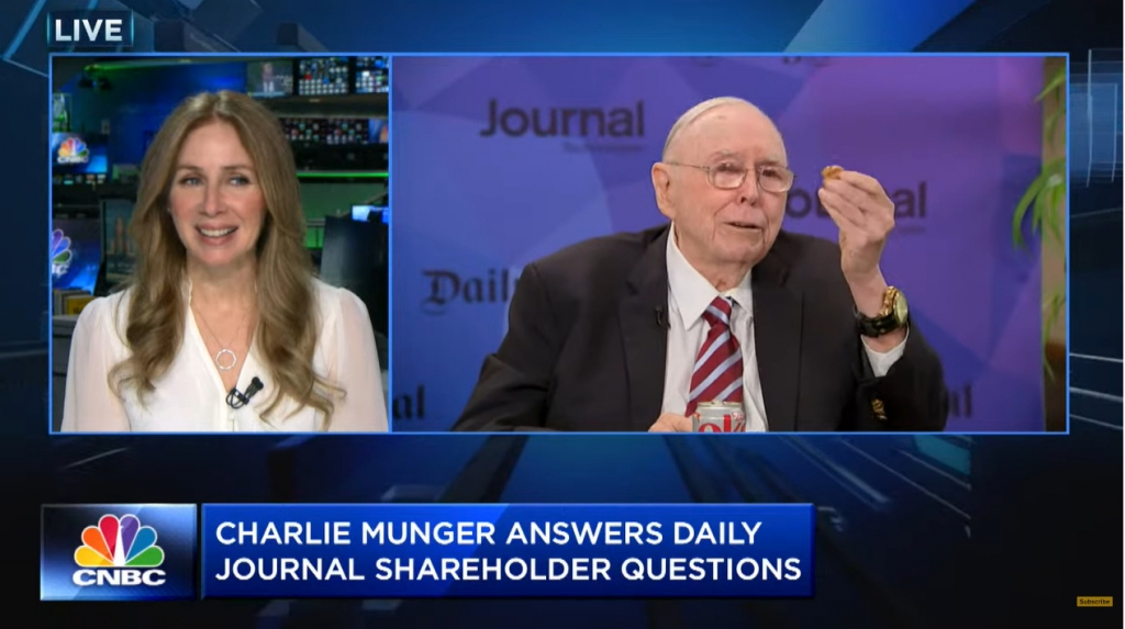 씨즈캔디의 피넛브리틀을 들고 있는 찰리 멍거/사진=CNBC 유튜브 캡쳐