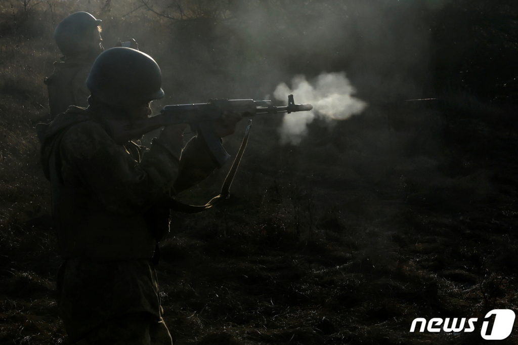 (크레민나 로이터=뉴스1) 권진영 기자 = 3일(현지시간) 우크라이나 크레민나에서 러시아의 공격이 계속되자, 최전선 인근에서 기동훈련 중이던 병사가 칼라시니코프 AK-74 돌격소총으로 발포하고 있다.  ⓒ 로이터=뉴스1  Copyright ? 뉴스1. All rights reserved. 무단 전재 및 재배포 금지.