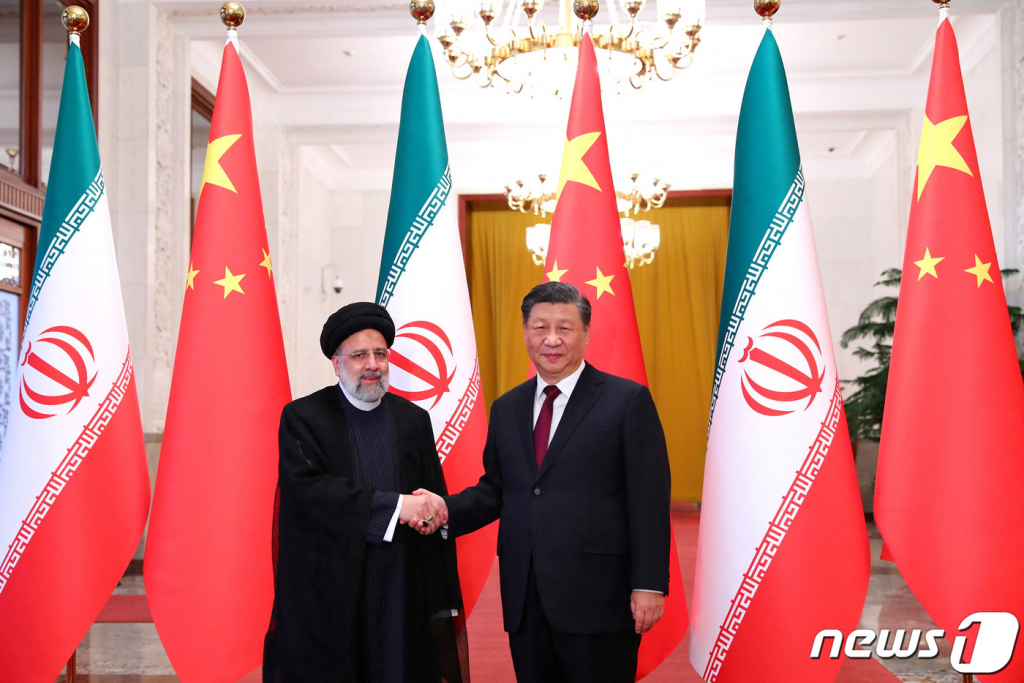 (베이징 로이터=뉴스1) 정윤미 기자 = 14일(현지시간) 중국 베이징을 방문한 에브라임 라이시(왼쪽) 이란 대통령이 시진핑 중국 국가주석과 악수를 하고 있다. 2023.2.14  ⓒ 로이터=뉴스1  Copyright ? 뉴스1. All rights reserved. 무단 전재 및 재배포 금지.