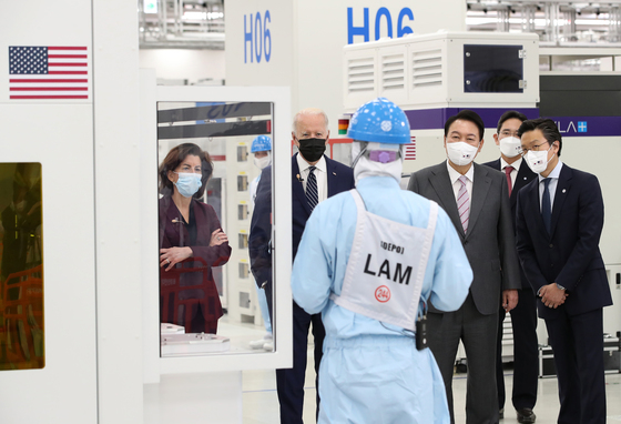 (평택=뉴스1) 오대일 기자 = 윤석열 대통령과 조 바이든 미국 대통령이 20일 경기 평택 삼성전자 반도체 공장을 방문해 이재용 부회장과　함께 반도체 생산라인을 둘러보며 관계자의 설명을 듣고 있다. (대통령실사진기자단) 2022.5.20/뉴스1  