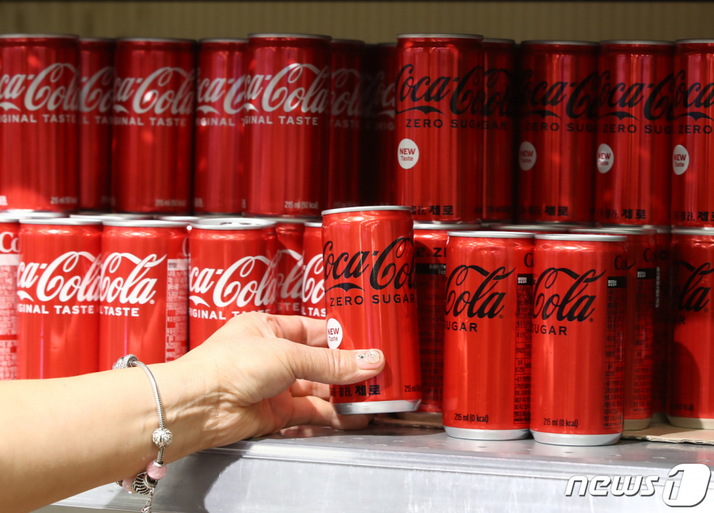 (서울=뉴스1) 김민지 기자 = 새해부터 먹거리 물가가 줄줄이 인상되는 가운데 2일 서울 시내 마트에 코카콜라가 진열되어 있다. 코카콜라는 캔(350mL) 제품 가격을 1900원에서 2000원으로, 페트병(1.5L) 가격을 기존 3800원에서 3900원으로 인상했다. 2023.1.2/뉴스1 Copyright ? 뉴스1. All rights reserved. 무단 전재 및 재배포 금지.