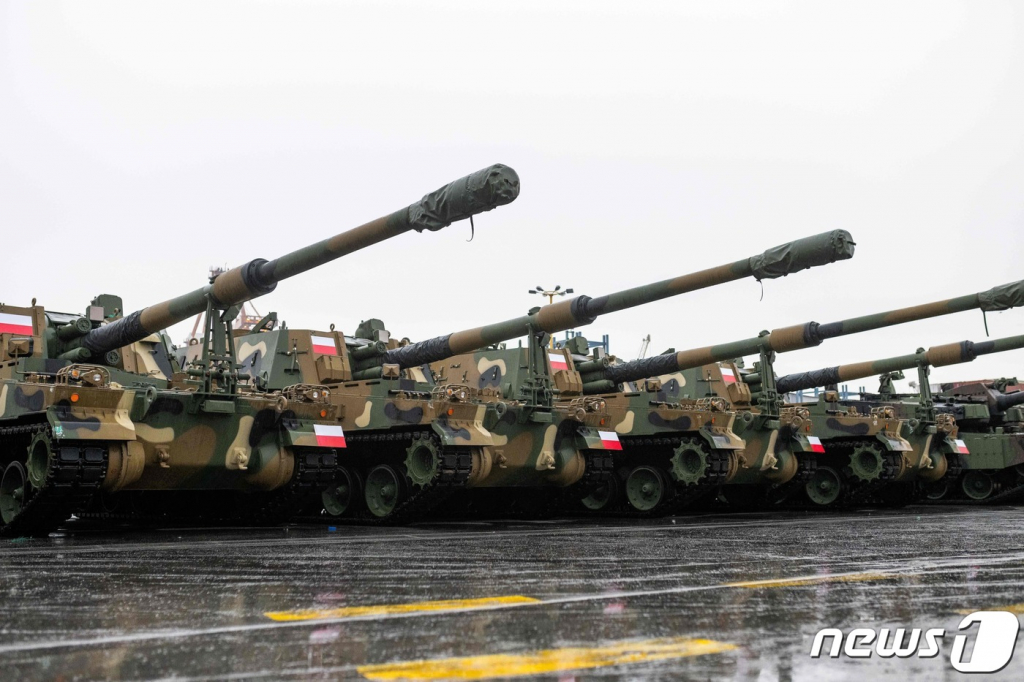 (그디니아 AFP=뉴스1) 우동명 기자 = 6일(현지시간) 폴란드 그디니아의 해군기지에 도착한 '한국산 명품무기' K-2 전차와 K-9 자주포의 첫 수출 물량이 도열되어 있다.  ⓒ AFP=뉴스1  Copyright ? 뉴스1. All rights reserved. 무단 전재 및 재배포 금지.