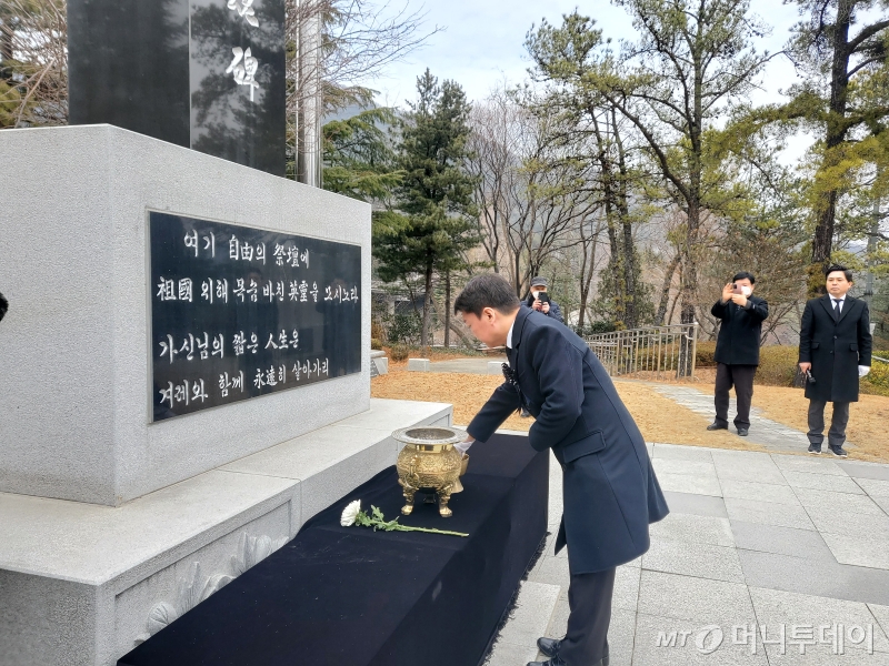 안철수 국민의힘 당대표 후보가 17일 경북 칠곡 다부동 전적기념관에서 참배하고 있다./사진=안채원 기자