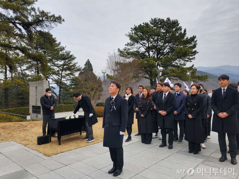 안철수 국민의힘 당대표 후보가 17일 경북 칠곡 다부동 전적기념관에서 청년들과 함께 참배하고 있다./사진=안채원 기자