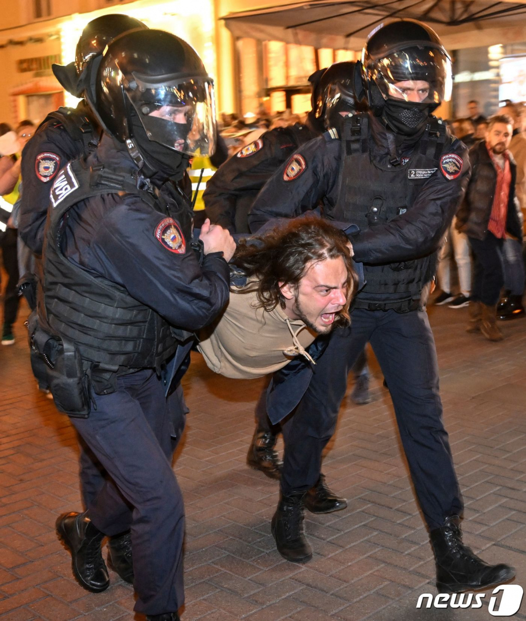 지난해 9월 21일(현지시간) 모스크바에서 블라디미르 푸틴 러시아 대통령의  부분적 동원령에 항의하는 시위대가 경찰에 연행되고 있다./사진=뉴스1