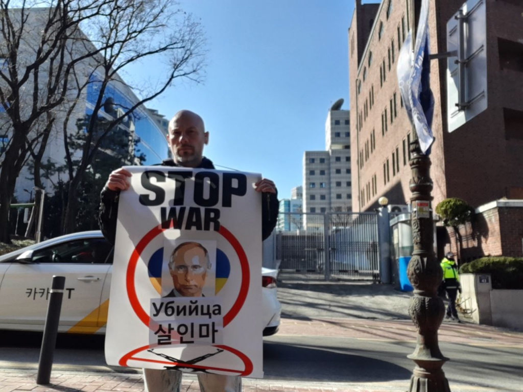지난해 서울 중구 러시아대사관 앞에서 우크라이나침공을 반대하는 1인시위 중인 스타니슬라프 오소브스키. /사진제공=스타니슬라프 오소브스키
