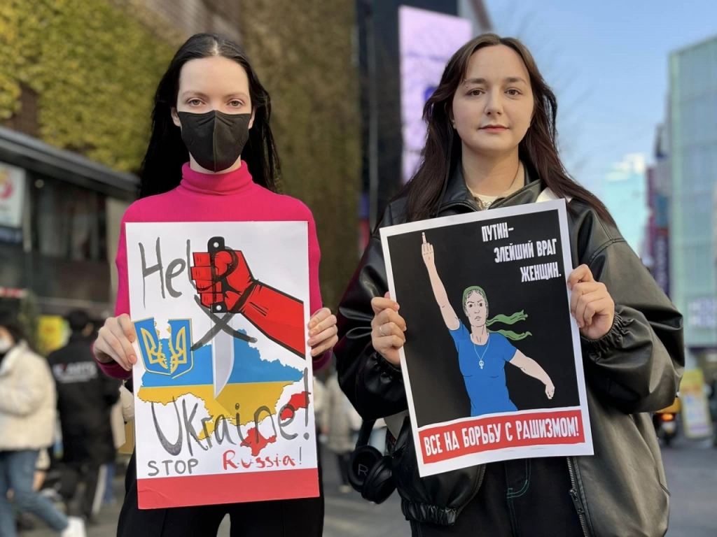 지난해 서울 명동에서 반전집회 중인 알렉산드라씨(27,오른쪽)와 재한 러시아인. /사진=예브게니 슈테판씨 제공