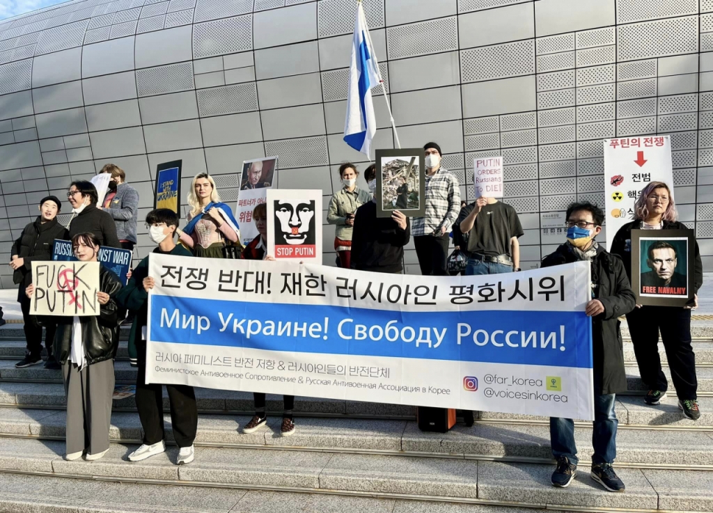 지난해 11월 서울 종로구 탑골공원에서 반전집회 중인 재한 러시아인들. /사진=사진=예브게니 슈테판씨 제공