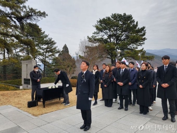안철수 국민의힘 당대표 후보가 17일 경북 칠곡 다부동 전적기념관에서 청년들과 함께 참배하고 있다./사진=안채원 기자
