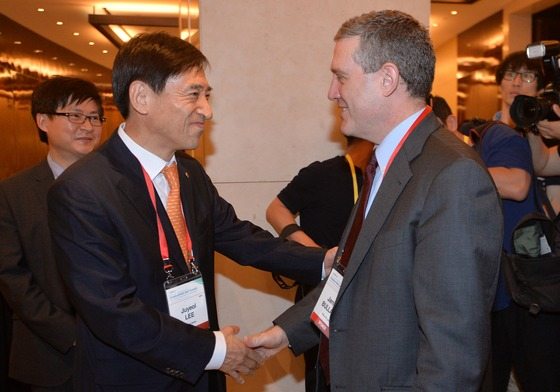 = 이주열 한국은행 총재(왼쪽)와 제임스 블라드(James Bullard) 미국 세인트루이스 연방준비은행 총재가 30일 오전 서울 중구 웨스틴조선호텔에서 열린 2016 한국은행 국제컨퍼런스에서 인사하고 있다. 2016.5.30/뉴스1