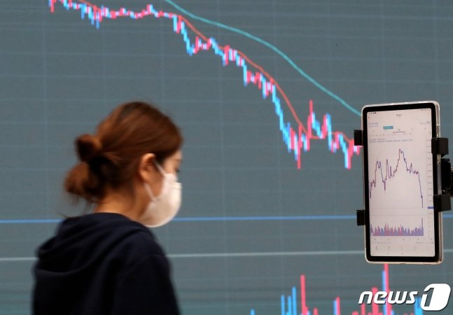 지난해 5월 12일 서울 서초구 빗썸 고객센터 전광판에 비트코인 등 가상자산의 차트가 표시되고 있다. 최근 한국 블록체인 기업 테라가 발행하는 스테이블코인 '테라'가 사흘째 무너지면서 자매코인격인 '루나' 역시 5월초 대비 95%에 가까운 폭락이 이어지고 있다. 2022.5.12/뉴스1