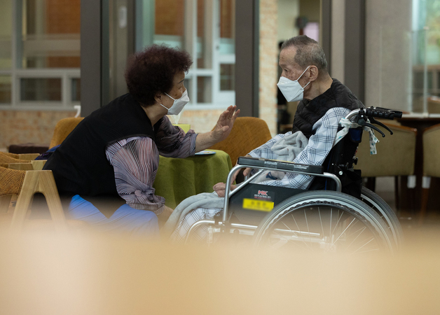 요양병원과 시설 등 감염취약시설의 방역조치가 완화된 지난해 6월 20일 오후 서울의 한 노인요양센터를 찾은 면회객들이 입원 중인 가족을 만나 대화하고 있다. /사진=뉴스1