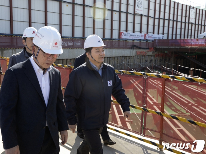 (서울=뉴스1) 신웅수 기자 = 원희룡 국토교통부 장관이 19일 서울 강남구 한 아파트 건설현장에서 열린 건설현장 불법행위 근절 건설사 간담회에 참석하며 현장을 둘러보고 있다. 2023.2.19/뉴스1  Copyright (C) 뉴스1. All rights reserved. 무단 전재 및 재배포 금지.