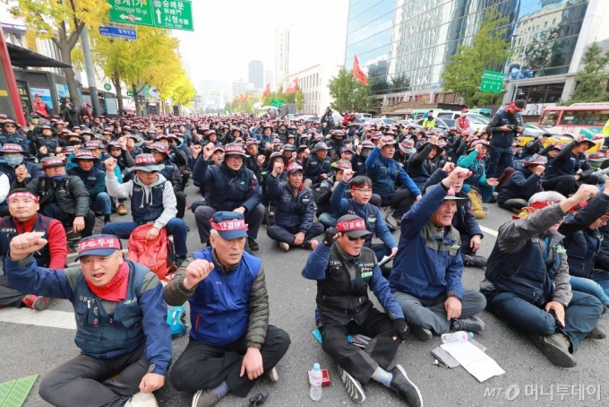 29일 오후 서울 광화문 파이낸스센터 빌딩 앞에서 열린 서울지역 건설노동자 총파업 결의대회에서 참석자들이 구호를 외치고 있다. /사진=이동훈 기자 photoguy@